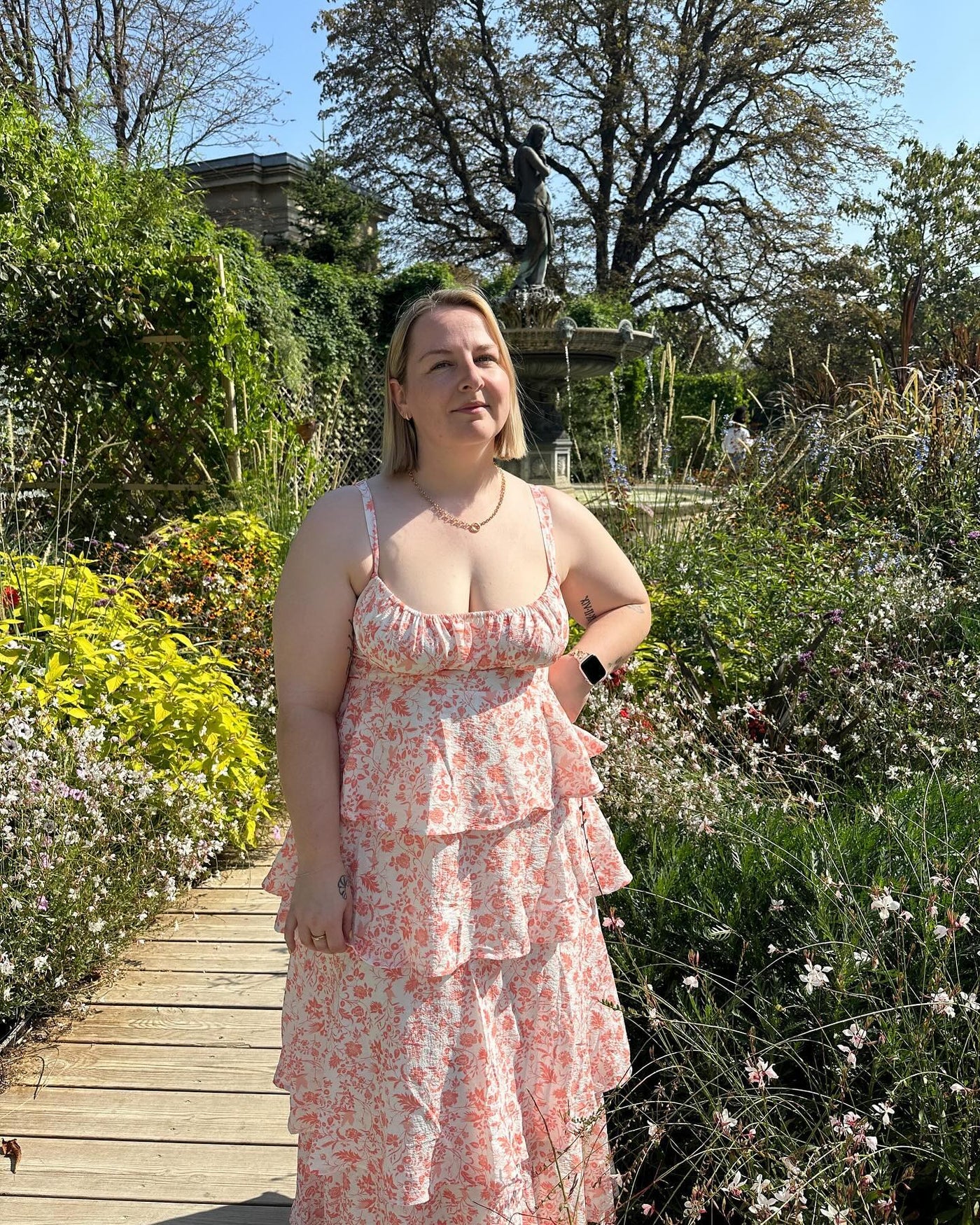 Isadora – Robe maxi fleurie en douceur pêche