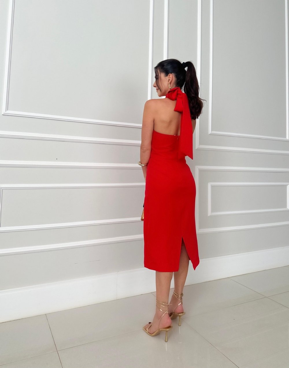 Diane - Robe midi élégante à col haut et dos nu