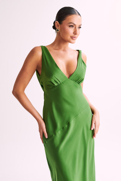 Nadia - Robe Longue Satinée à Dos Drapé