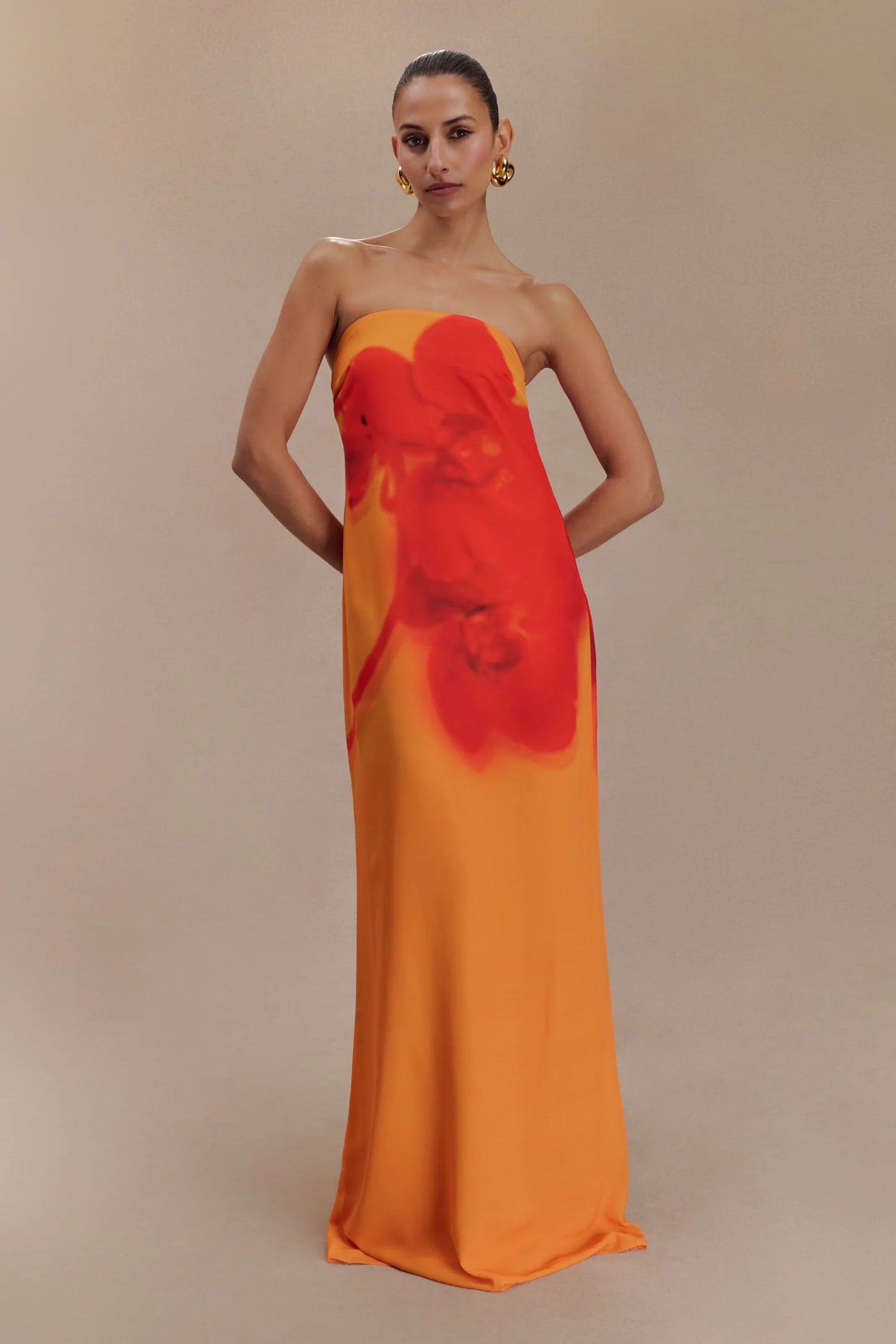 Amaya – Robe longue en chiffon sans bretelles à imprimé orchidée ivoire et koi