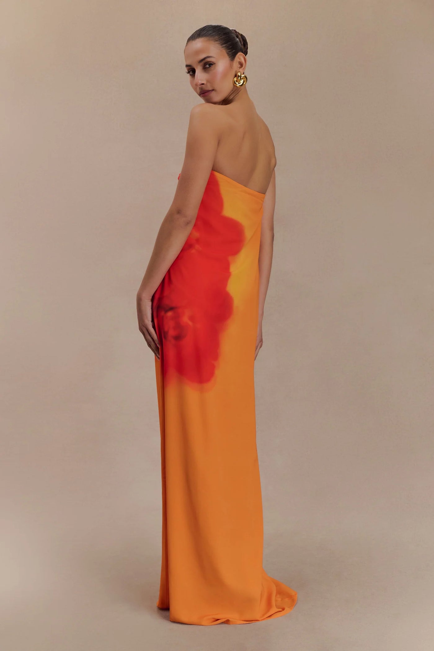 Amaya – Robe longue en chiffon sans bretelles à imprimé orchidée ivoire et koi