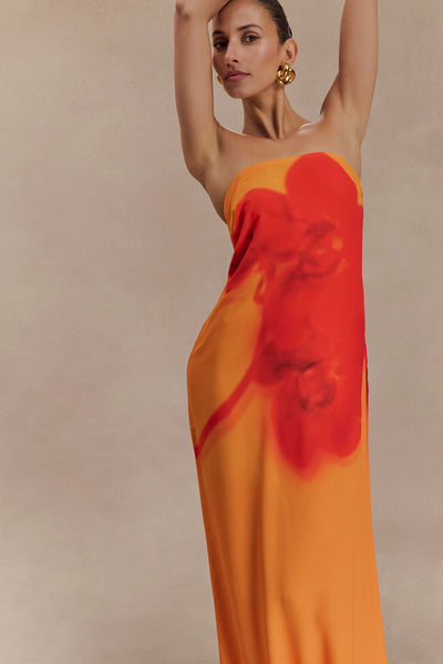 Amaya – Robe longue en chiffon sans bretelles à imprimé orchidée ivoire et koi