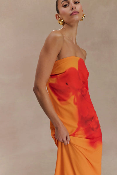 Amaya – Robe longue en chiffon sans bretelles à imprimé orchidée ivoire et koi