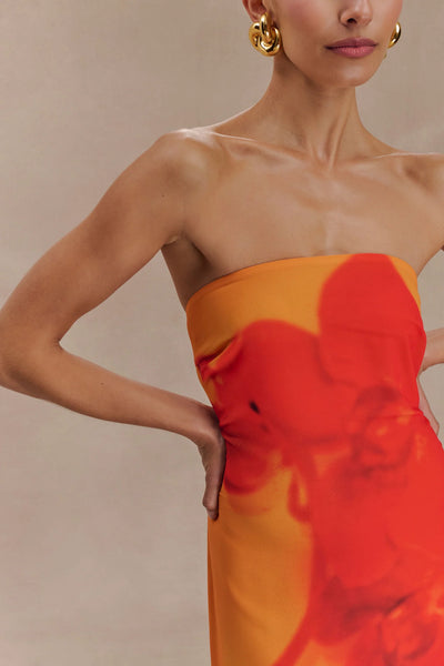 Amaya – Robe longue en chiffon sans bretelles à imprimé orchidée ivoire et koi