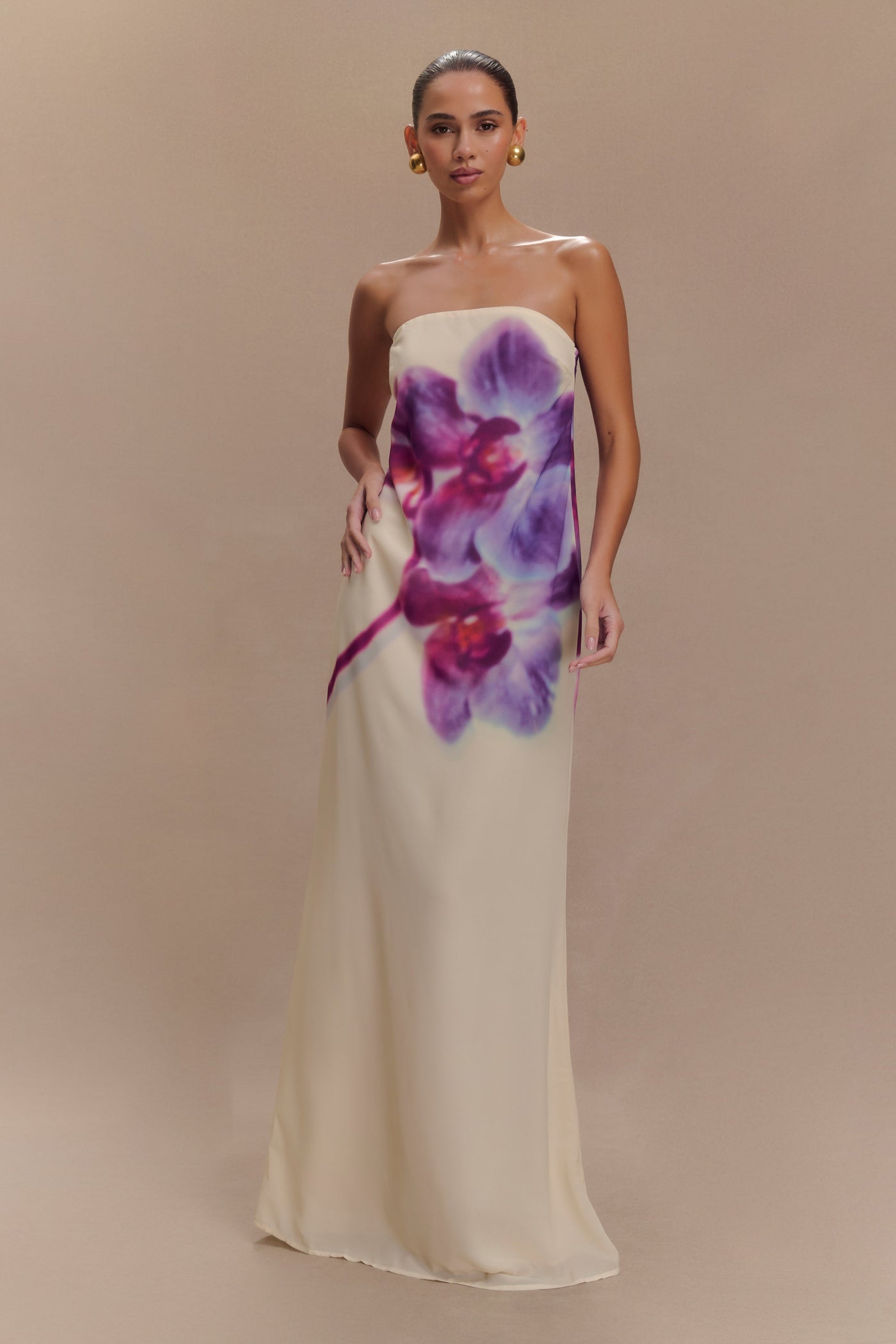 Amaya – Robe longue en chiffon sans bretelles à imprimé orchidée ivoire et koi