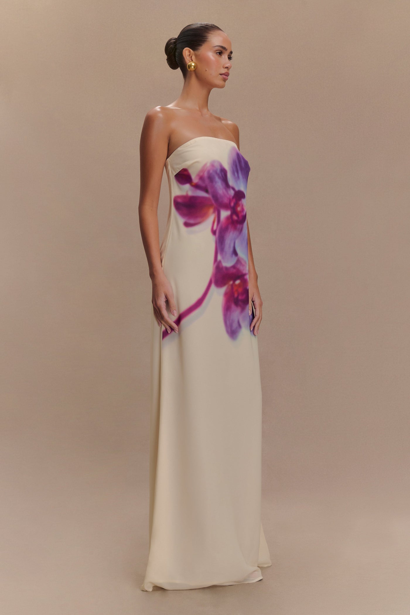 Amaya – Robe longue en chiffon sans bretelles à imprimé orchidée ivoire et koi