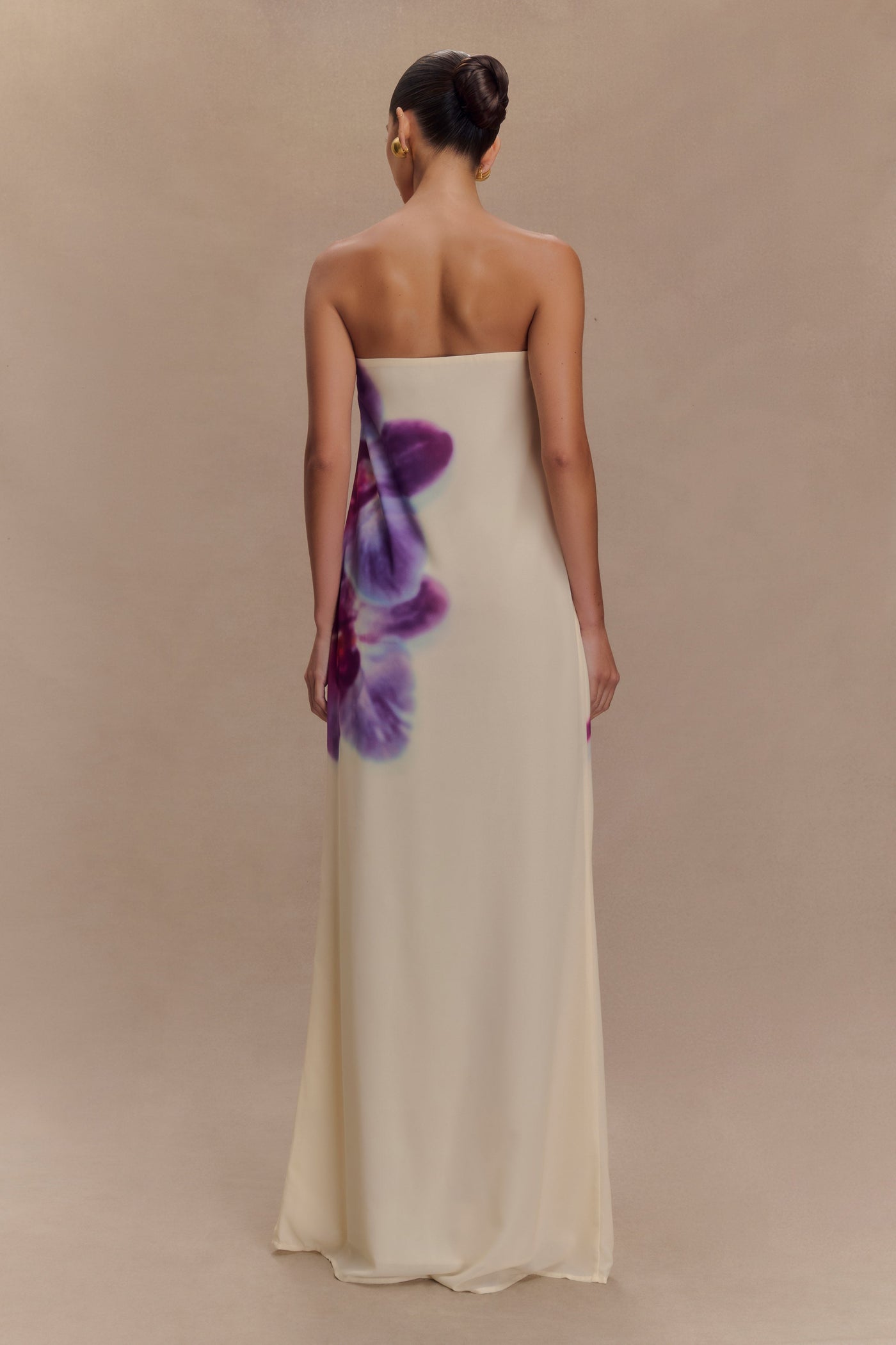 Amaya – Robe longue en chiffon sans bretelles à imprimé orchidée ivoire et koi