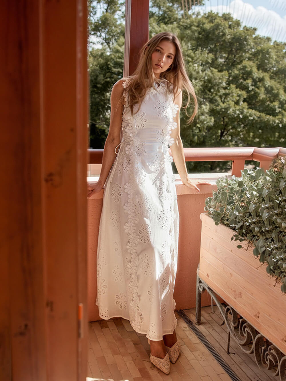 Nadia - Robe longue raffinée avec finitions ajourées et côtés à nouer
