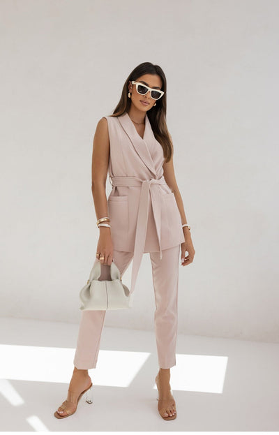 Stella – Ensemble Tailleur Sans Manches avec Ceinture et Pantalon Cigarette