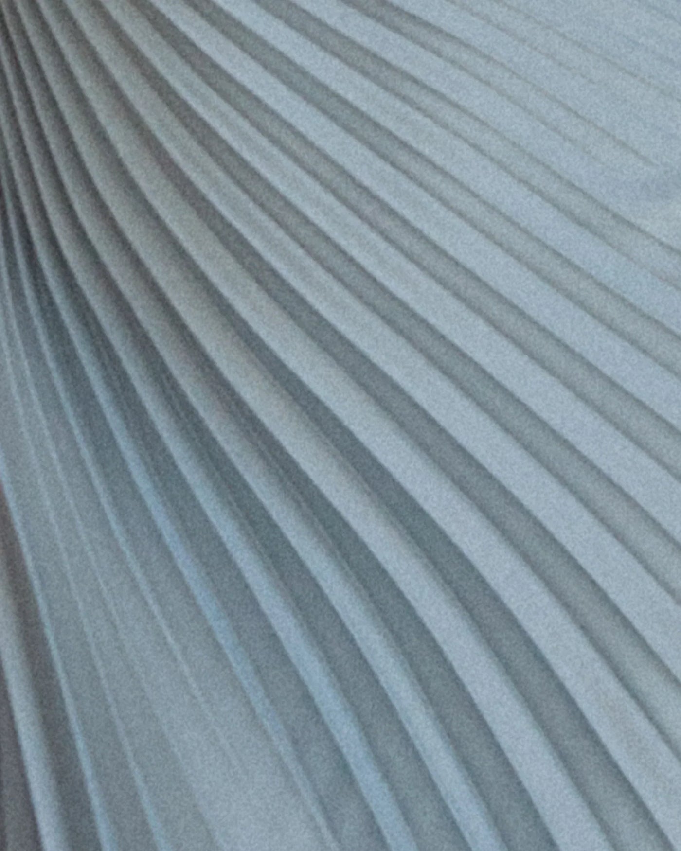 Sylviana – Robe Midi Plissée à Épaule Dénudée