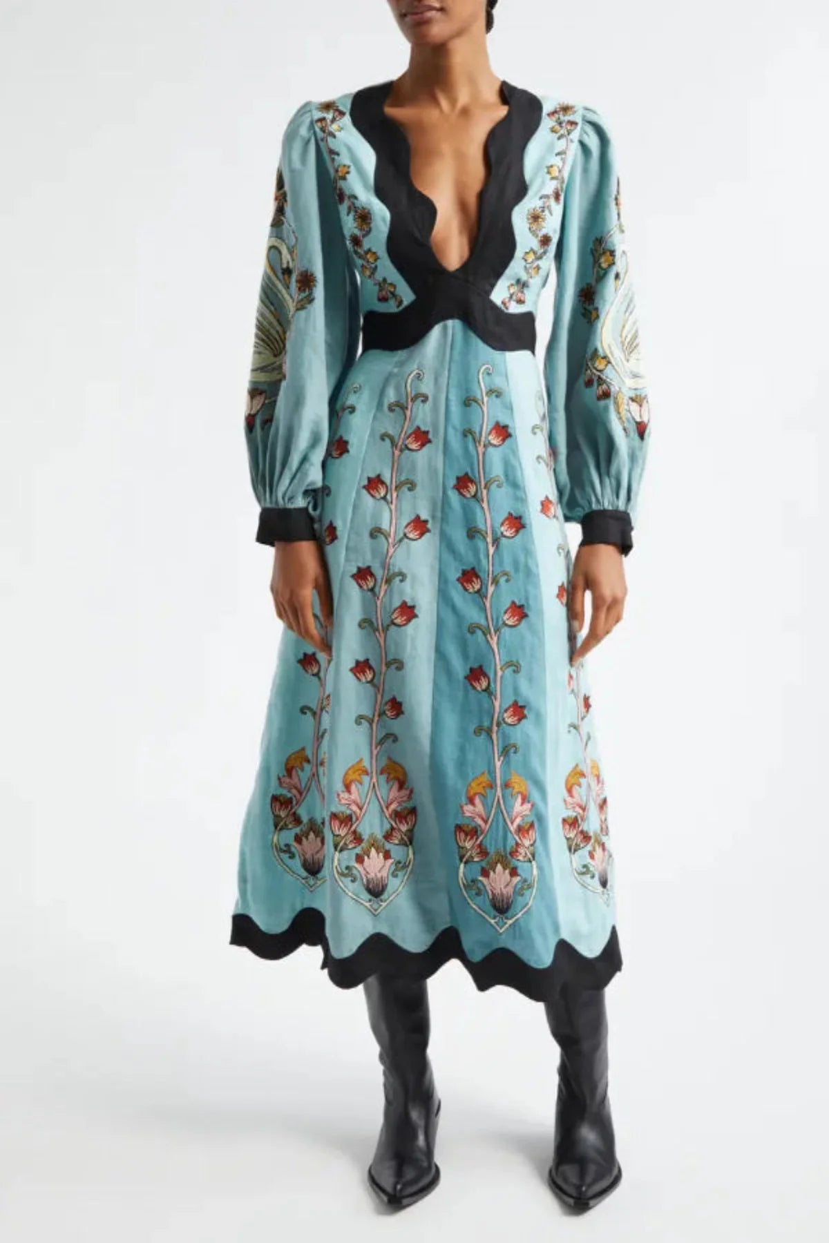 Chantal – Robe midi brodée à manches longues et col plongeant