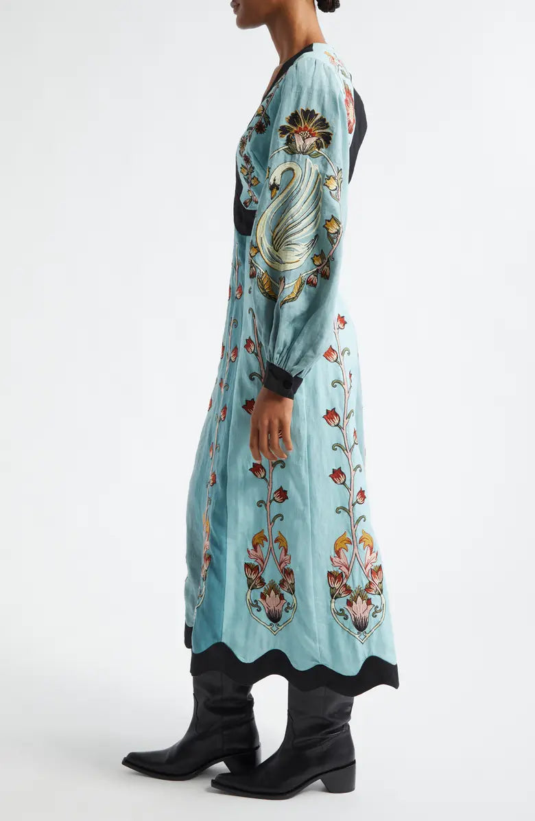 Chantal – Robe midi brodée à manches longues et col plongeant
