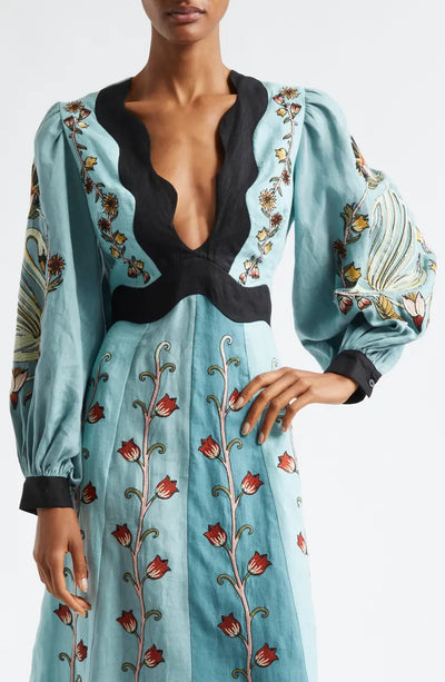 Chantal – Robe midi brodée à manches longues et col plongeant