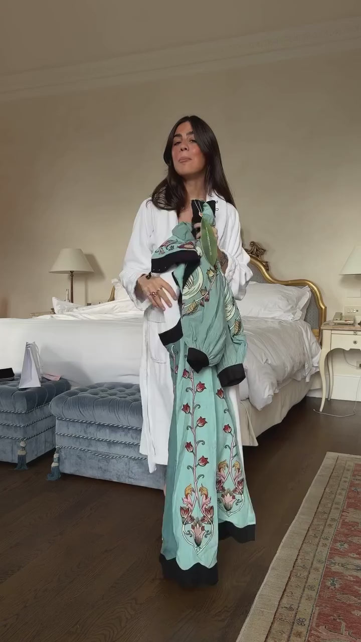 Chantal – Robe midi brodée à manches longues et col plongeant