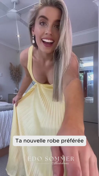 Aby – Robe longue jaune plissée à col en V