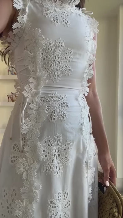 Nadia - Robe longue raffinée avec finitions ajourées et côtés à nouer