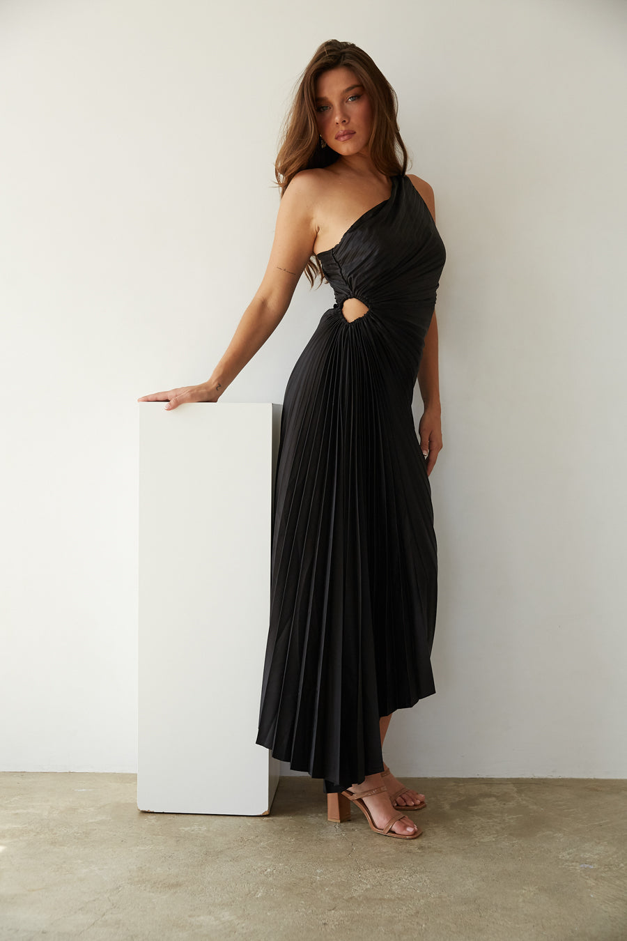 Sylviana – Robe Midi Plissée à Épaule Dénudée